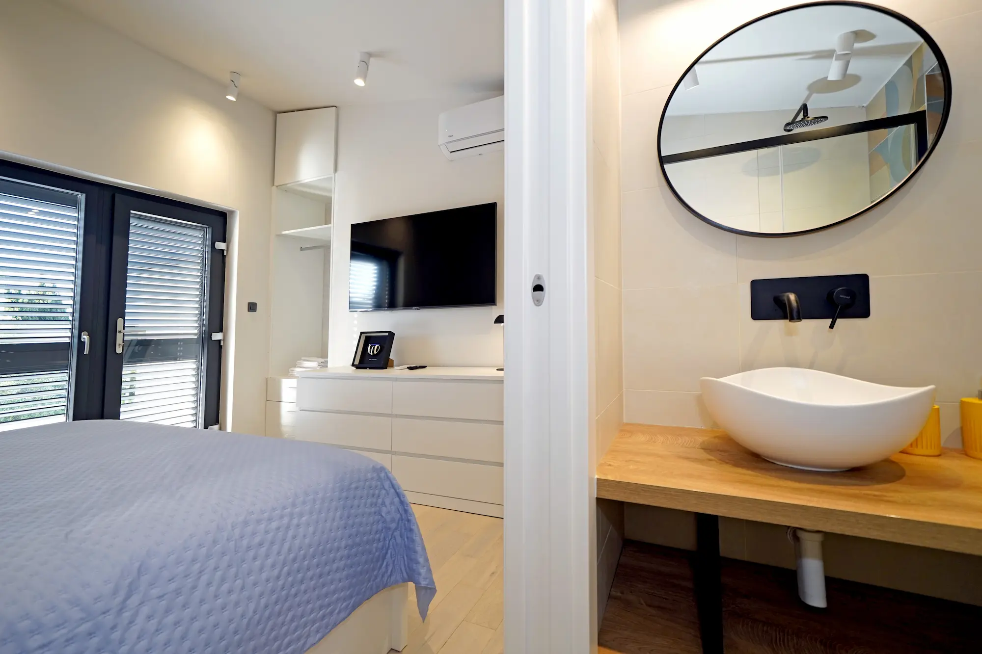 House Maxim - Upstairs Room and bathroom